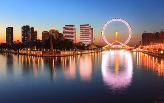 夕阳映照下的天津老街风情